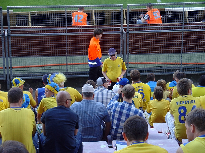 2007_0606_192641AA.JPG - Som vanligt har Göran träffat på någon bekant bland publiken