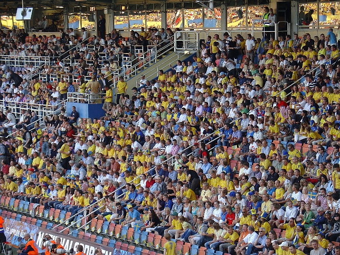 2007_0606_200642AA.JPG - 10 minuter före avspark och läktarna börja att fyllas på mer och mer