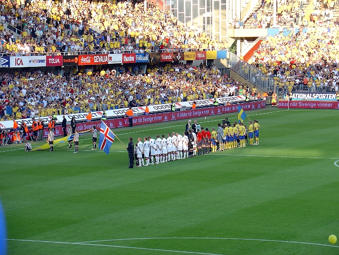 2007_0606_201043AA.JPG - Lagen står uppställda inför nationalsångerna