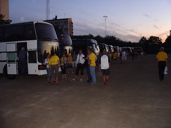 2007_0606_223415AA.JPG - Nu är vi på väg till bussen som vi liftade med hem