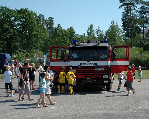 06-2007-07.JPG - Visning av brandbil + Godisregn