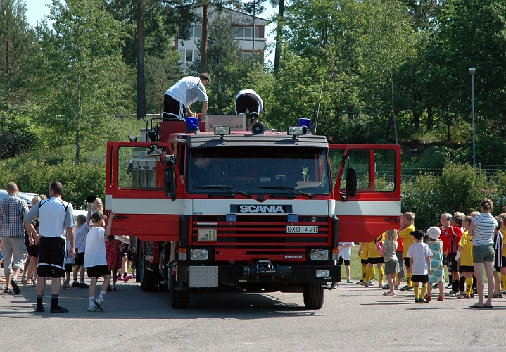 06-2007-09.JPG - Visning av brandbil + Godisregn
