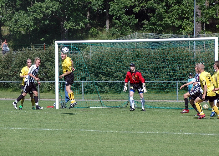 2007_0616_06.JPG - Johan Svensson nickar undan bollen från målområdet