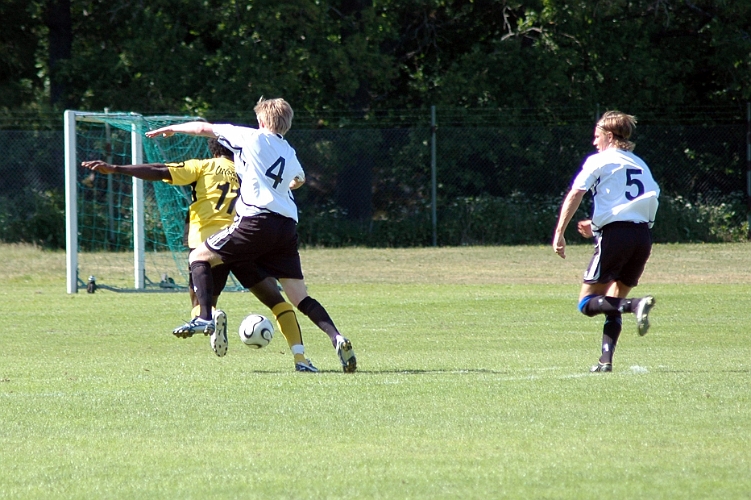 2007_0616_10.JPG - "Abbe" kommer igenom munktorpsförsvaret och slår in kvittering till 1-1