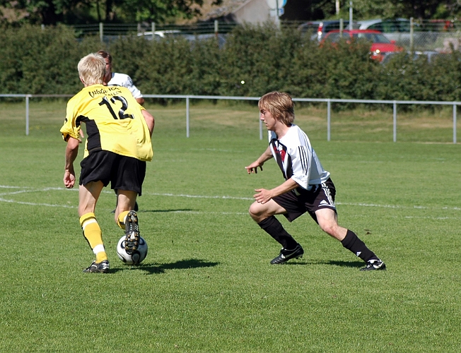 2007_0616_13.JPG - Martin Haglind utmanar sin försvarare för att komma till ett avslut mot mål