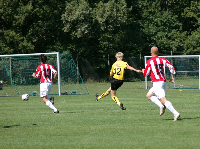 2007_0811_01.JPG - Martin Haglind rullar in 1-0 till Södra i början på matchen