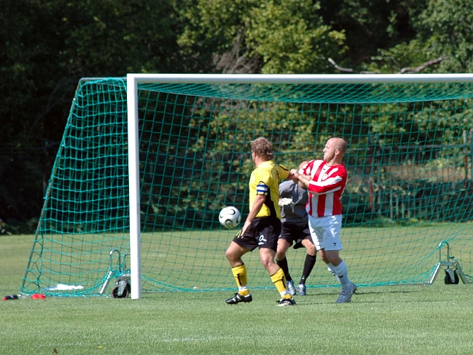 2007_0811_05.JPG - Johan Reinholdsson är uppe och oroar norbergs försvarare på en hörna