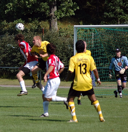 2007_0811_07.JPG - Johan Svensson nickar undan ett norbergsinlägg