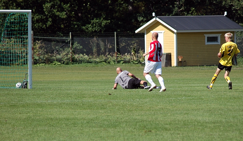 2007_0811_08.JPG - Dags för 3-0, återigen rullar Martin Haglind behärskat in bollen i mål