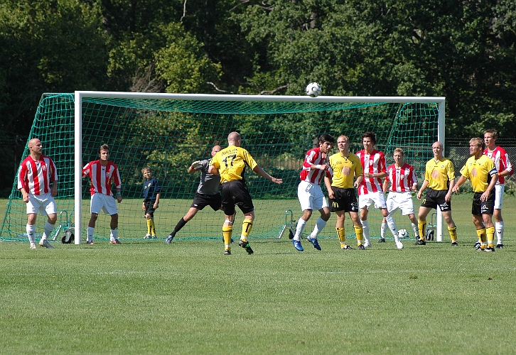2007_0811_09.JPG - Gustav Gustavsson nickar bollen strax utanför efter en hörna