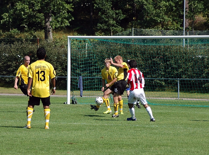 2007_0811_10.JPG - Södraförsvaret väl samlat i straffområdet och Johan Svensson spelar undan bollen