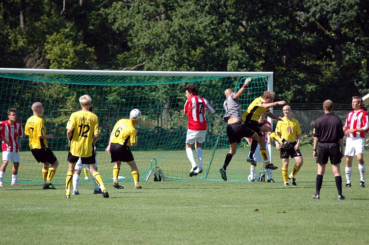 2007_0811_13.JPG - En farlig chans för Södra på en hörna