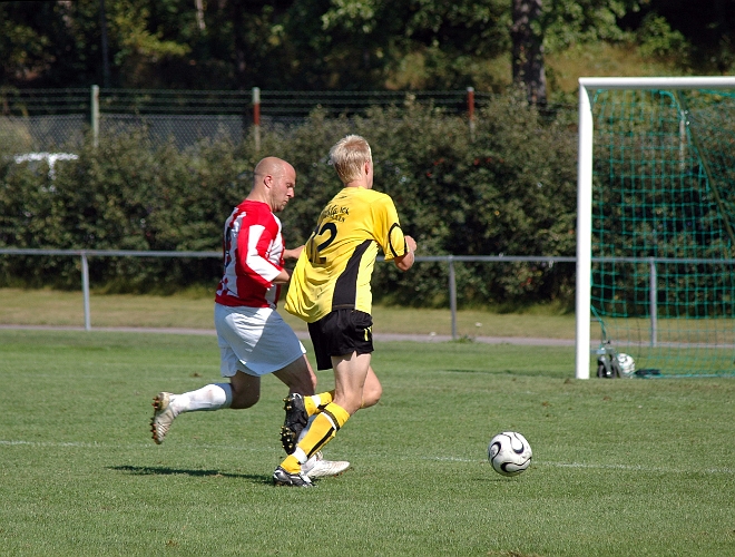 2007_0811_15.JPG - Martin Haglind utmanar en norbergsförsvarare