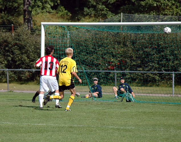 2007_0811_16.JPG - "Abbe" (utanför bild) vänder bort en försvarare och lägger in bollen i bortre krysset. 4-1 till Södra