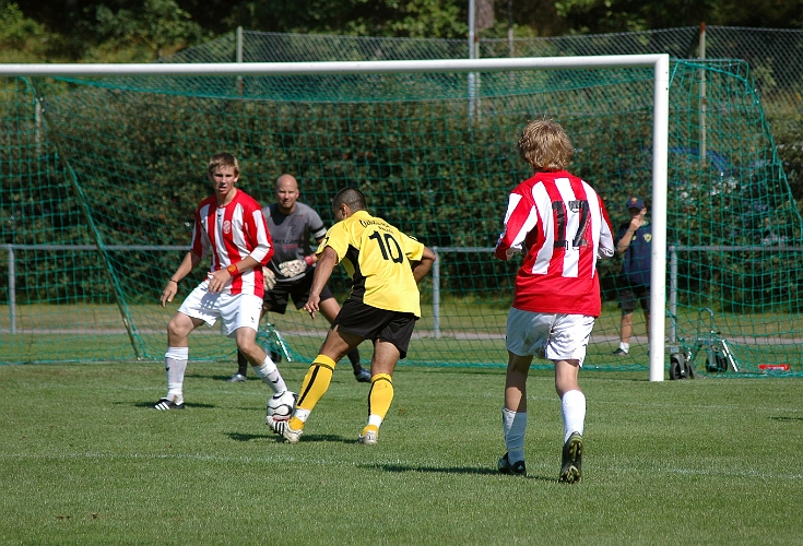 2007_0811_20.JPG - Victor Huerta kom in i 2:a halvlek och här får han en bra målchans framför norbergs mål