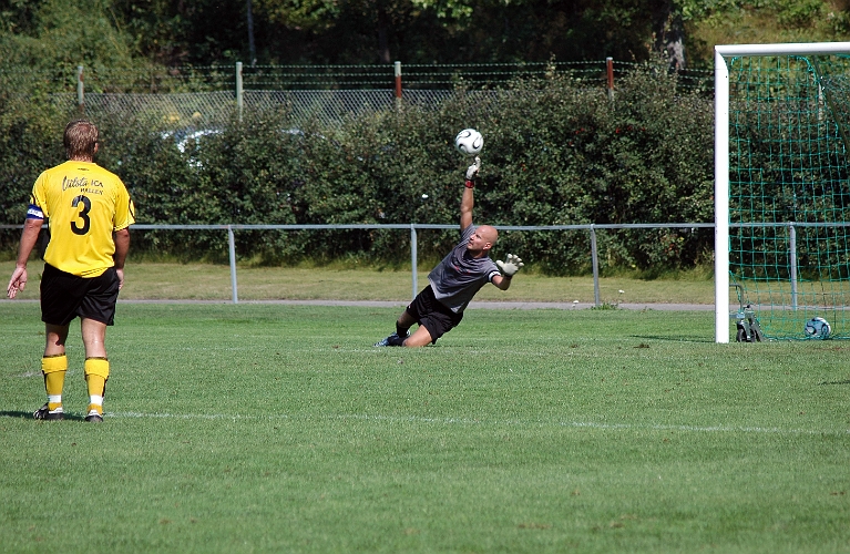 2007_0811_23.JPG - Här gör norbergs målvakt en fin enhandsräddning och bollen går utanför målet