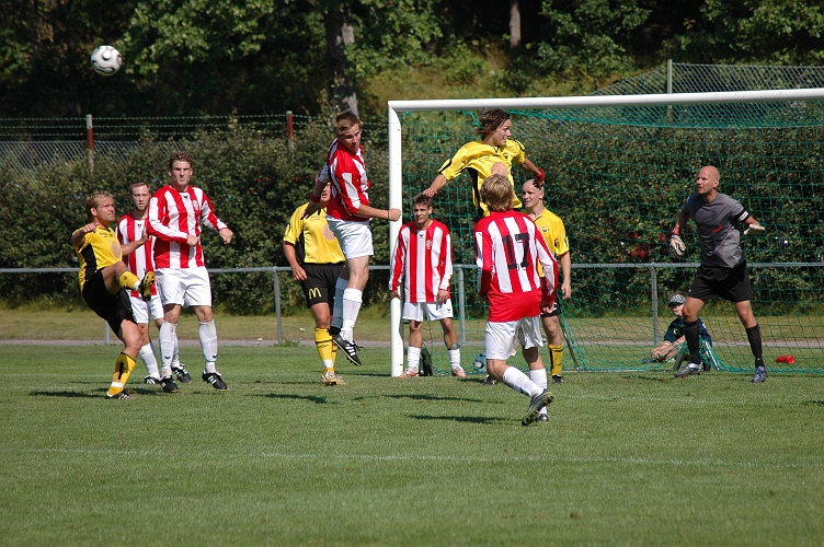 2007_0811_24.JPG - Max Verlage kom in i slutet av matchen och här försöker han nå ett inlägg men försvararen nickar undan bollen