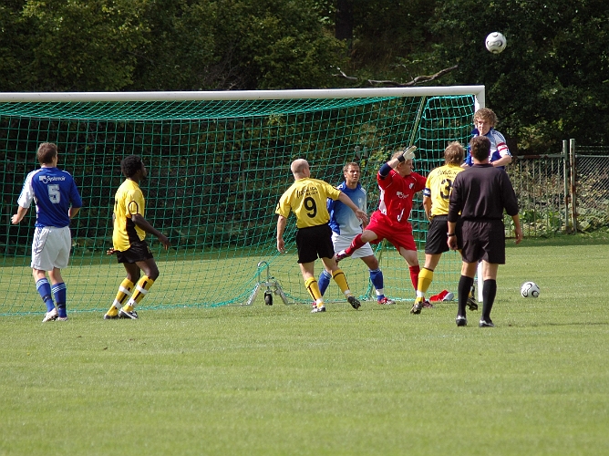 2007_0818_03.JPG - En södrahörna som blir lite för hög och lång och nickas bort av försvaret