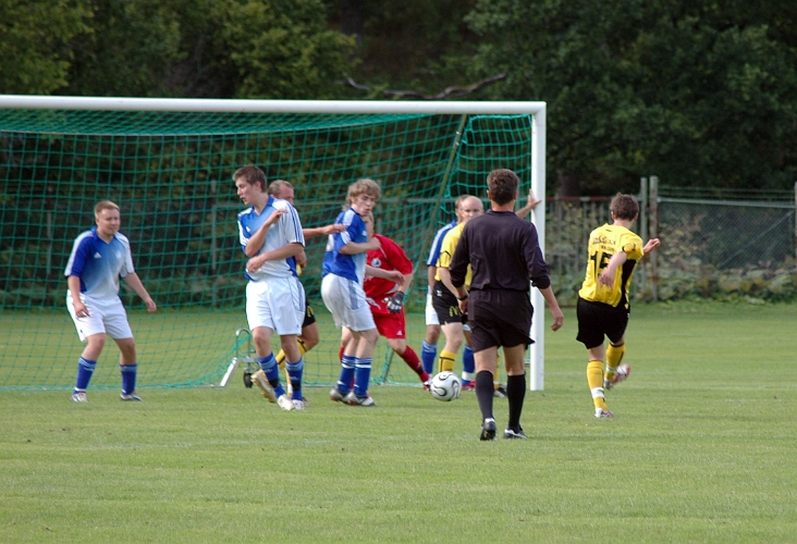 2007_0818_06.JPG - Ken Jansson får en fin chans på en retur från försvaret, men lyckas inte att få bollen i mål