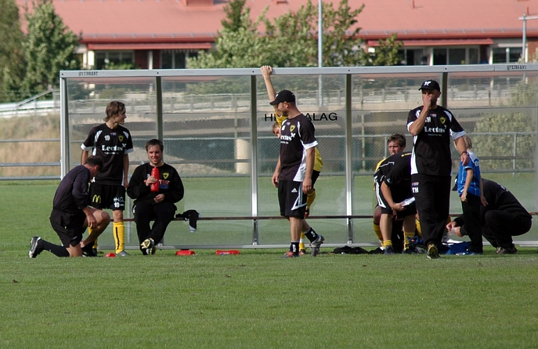 2007_0818_18.JPG - Domaren fick problem med skoskav, så han fick plåster av "Södrabänken"