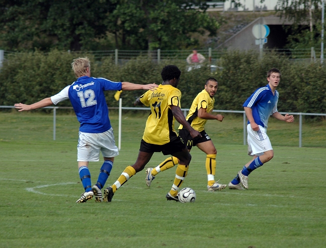 2007_0818_19.JPG - "Abbe" och Victor Huerta "stormar" fram mot Skinnskattebergs mål