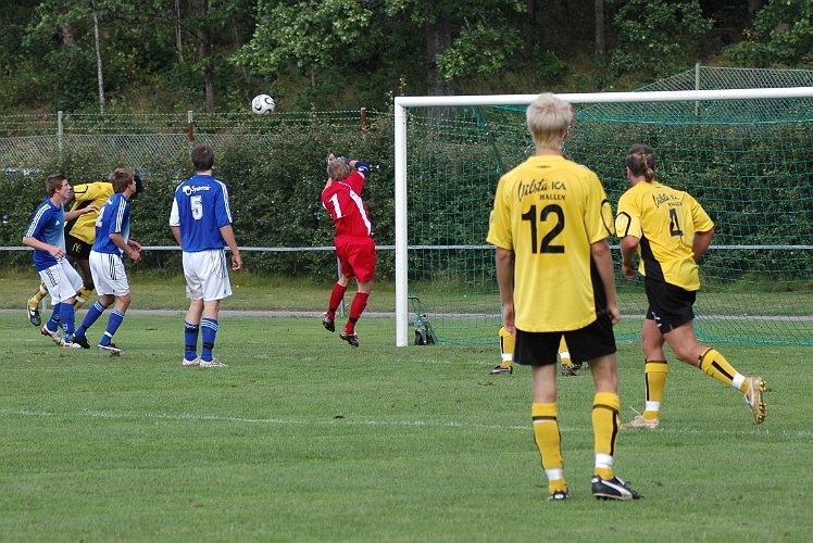 2007_0818_20.JPG - Skinnskattebergs målvakt boxar bollen till hörna