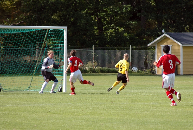 2007_0902_02.JPG - Kristofer Storm är framme på en inspelning men bollen går utanför målet