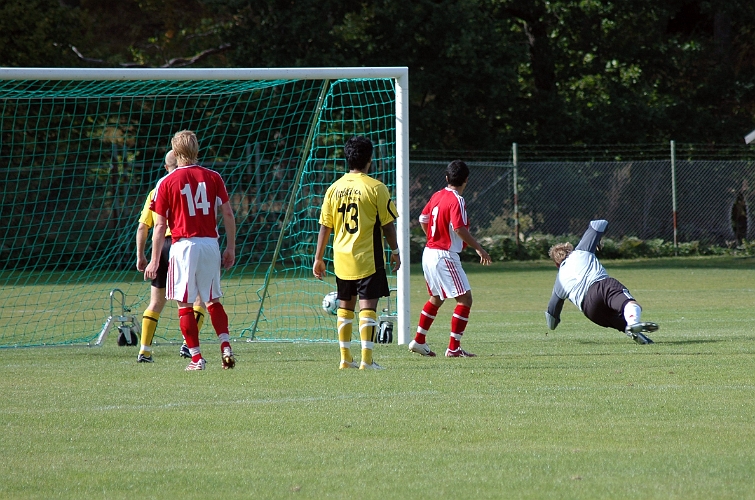 2007_0902_03.JPG - Ännu en Södrachans men bollen går i burgaveln