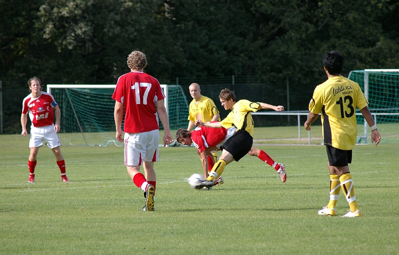 2007_0902_04.JPG - Ken Jansson skjuter från distans men bollen går utanför