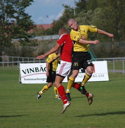 2007_0902_05.JPG - Södras Gustav Gustavsson vinner en höjdduell mot en Hallstaspelare