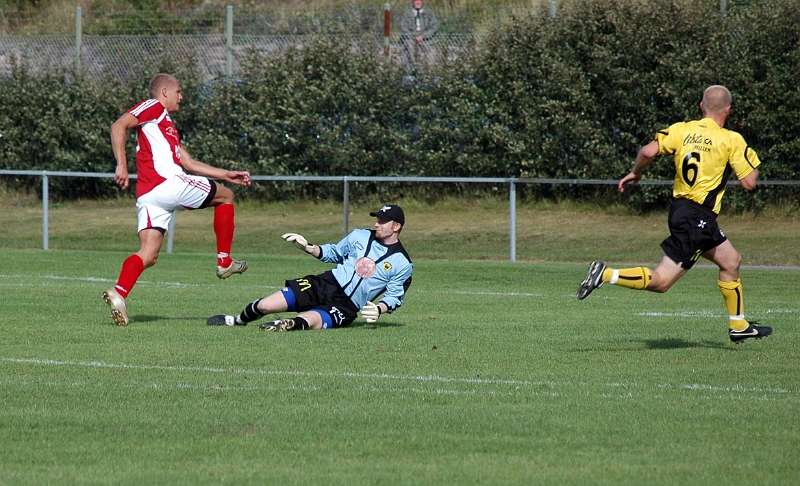 2007_0902_06.JPG - Här tar Hallstahammar ledningen med 1-0, spelaren kommer ensam mot Södras målvakt som inte kunde freda sitt mål