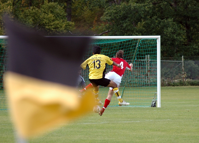 2007_0902_07.JPG - Södra kvitterar genom nr.13 Jonas Hammarlund till 1-1