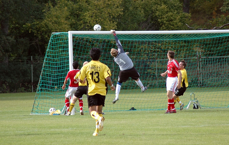 2007_0902_08.JPG - Hallstahammars målvakt får sträcka ut ordentligt för att tippa bollen till hörna