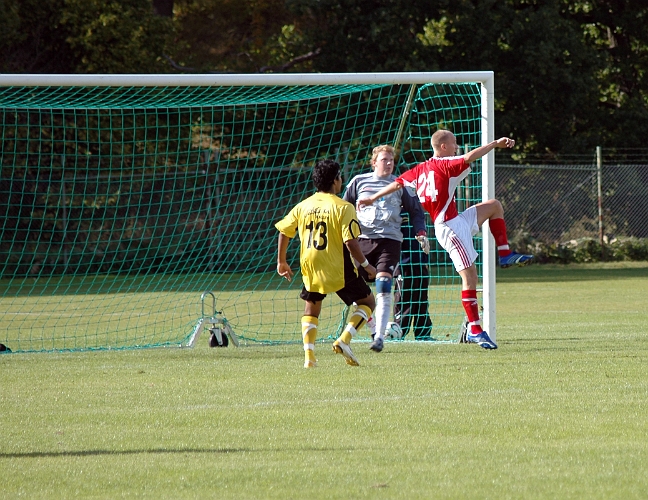 2007_0902_09.JPG - En Hallstaförsvarare rensar undan bollen framför målet