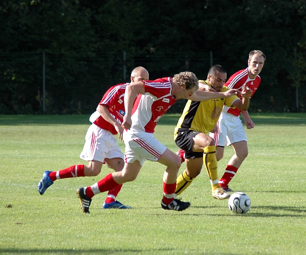 2007_0902_10.JPG - Södras Victor Huerta jobbar hårt mot Hallsta's försvarare