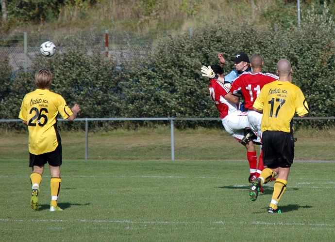 2007_0902_11.JPG - I samband med den här utrusningen och räddningen skadades Södra's målvakt Glenn Schön och fick utgå från matchen