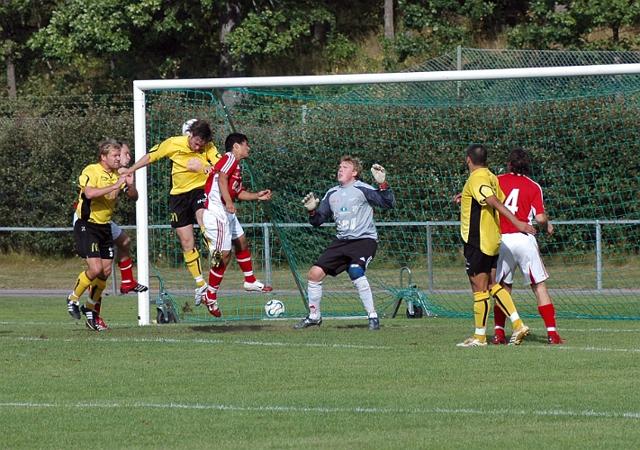 2007_0902_13.JPG - Södraspelarna är framme på en hörna men bollen ville inte gå i mål