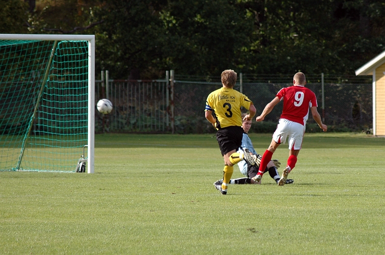 2007_0902_14.JPG - Hallstahammar fick kontringschanser i 2:a halvlek och här gör inhoppande målvakten Tom Oleson en fin räddning på ett friläge