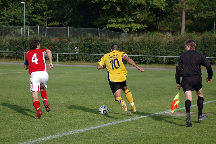 2007_0902_15.JPG - Victor Huerta utmanar sin försvare och försöker bryta in mot straffområdet