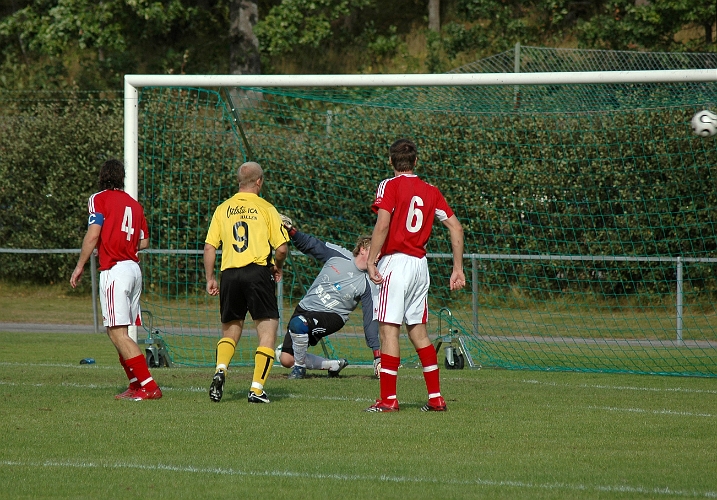 2007_0902_16.JPG - Södra tar ledningen med 2-1 genom Jonas Hammarlund (utanför bilden) som skjuter bollen upp i målvaktens vänstra kryss