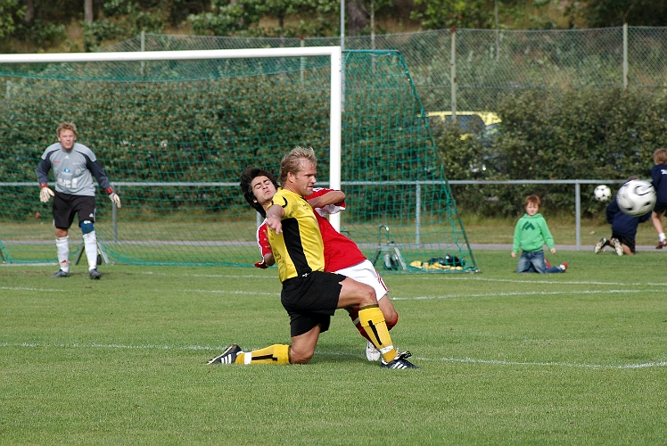 2007_0902_18.JPG - Johan Reinholdsson i närkamp med en Hallstaförsvarare