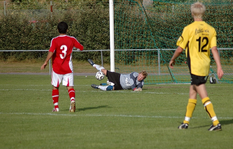 2007_0902_21.JPG - Nära att Södra utökar sin ledning men Hallstamålvakten gör en bra räddning