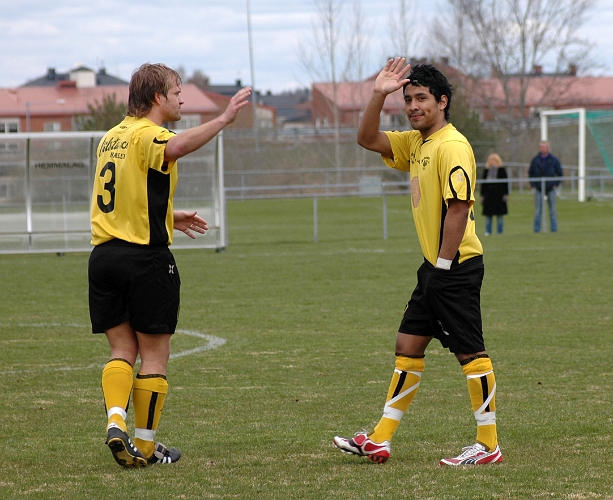2008_0419_150209AA.JPG - Spelarna hälsar på publiken innan matchstart