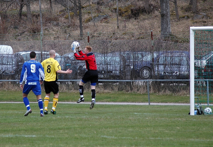 2008_0419_150627AA.JPG - Södras mv. Glenn Schön gör sitt första ingripande i matchen