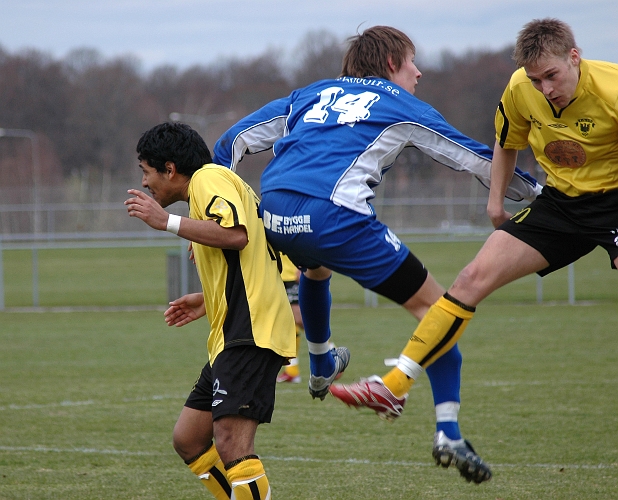 2008_0419_152405AA.JPG - Jonas Hammarlund och Samuel Hultqvist i närkamp med en örebrospelare