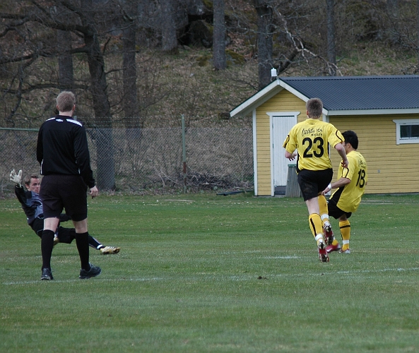 2008_0419_153621AA.JPG - Nr.18 Arton Bekaj får en fin chans att ge Södra ledningen i matchen, men skjuter bollen utanför målet