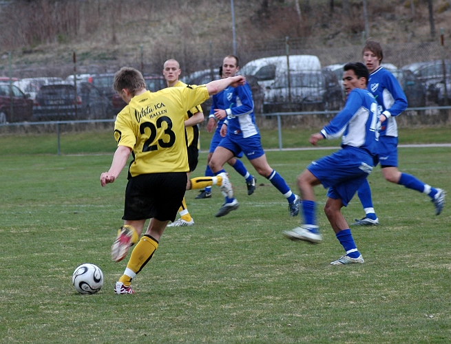 2008_0419_161829AA.JPG - Samuel Hultqvist testar med ett långskott