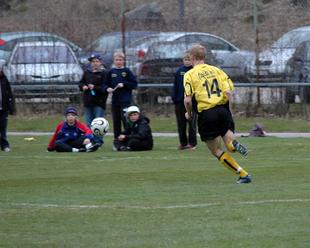 2008_0419_163349AA.JPG - Mikael Wiker bryter in från högerkanten och kommer att komma ensam mot målvakten och lyfter in 1-0 i bortre gaveln till Södra