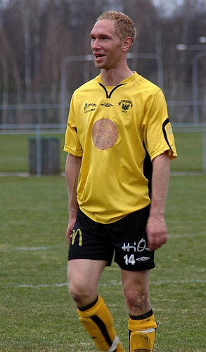 2008_0419_165529AA.JPG - En nöjd Mikael Wiker, segrare och målskytt, går av planen efter matchen