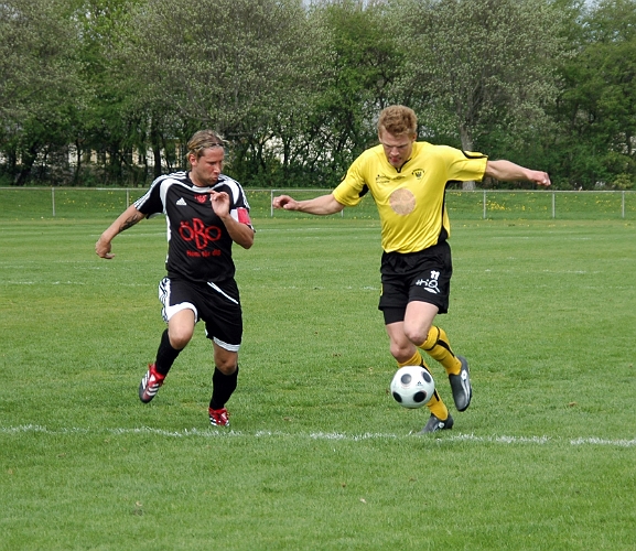 2008_0504_01.JPG - Södra's nr.11 Andreas Karlsson sätter fart mot mål